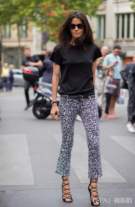 夏季T恤黑色最显瘦，轻松hold住裙装与裤装