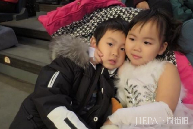 马蓉现身机场，6岁王子珊近照像妈妈，7岁王子豪比王宝强帅气