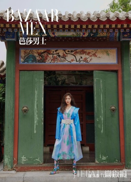 宋妍霏吊带裙搭配长直发,演绎清爽小诱惑