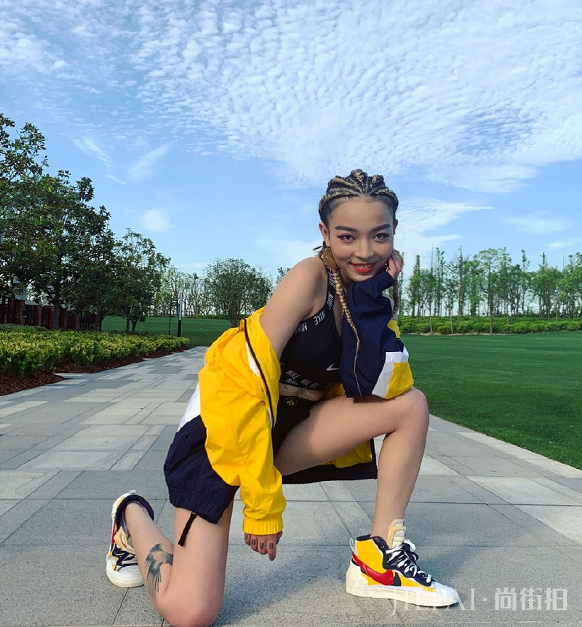圈内第一女rapper?宽松T恤藏着好身材
