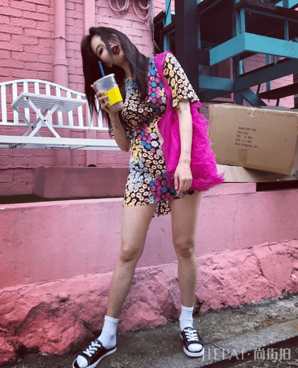 泫雅晒素颜照，真容公开如“整容”，一下老十岁像邻家大婶