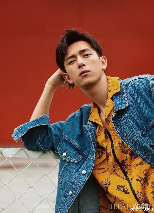 李现坐高铁为了不让网友认出，他捂住了腮帮子