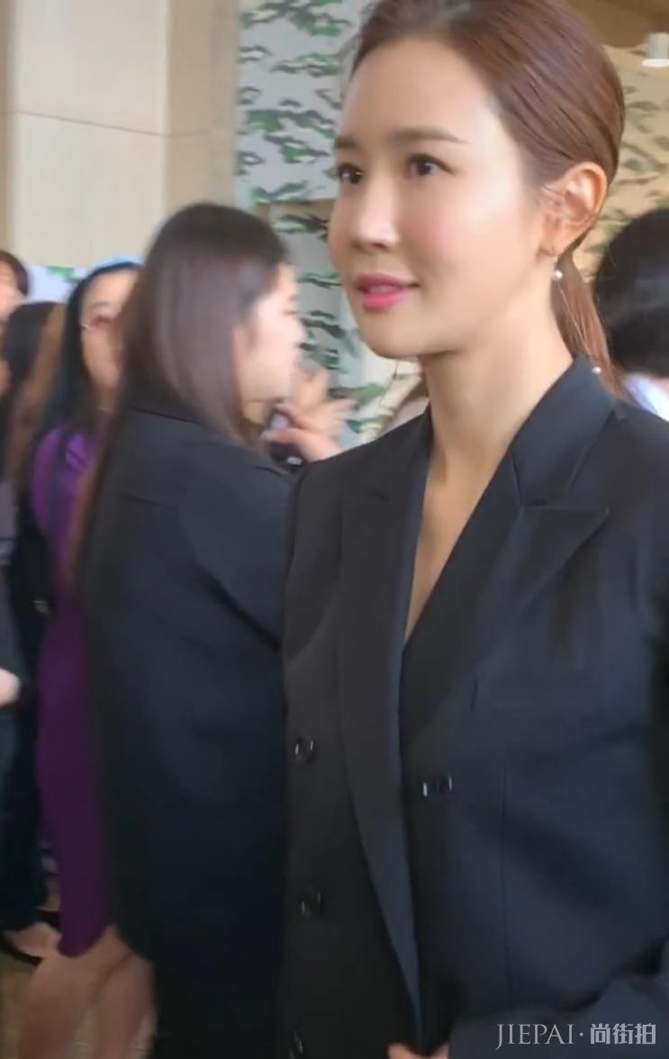 偶遇35岁李多海，皮肤好似少女，但脸又变了！撞脸王祖蓝老婆