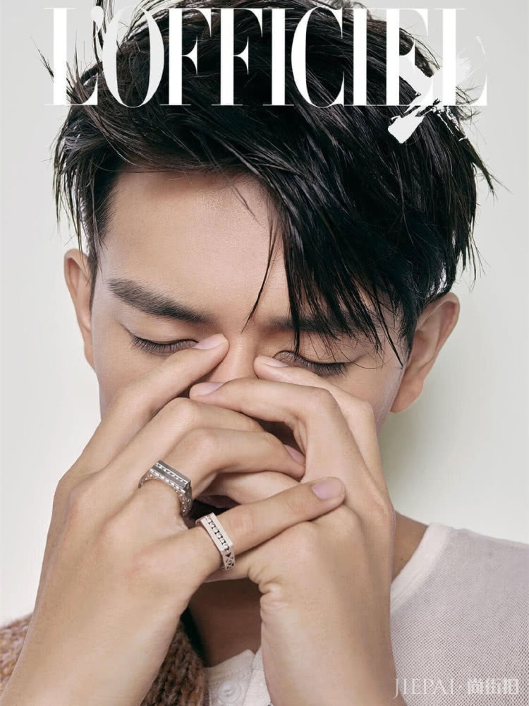 李现新造型上线,一身牛仔套装搭配,化身“西部型男”