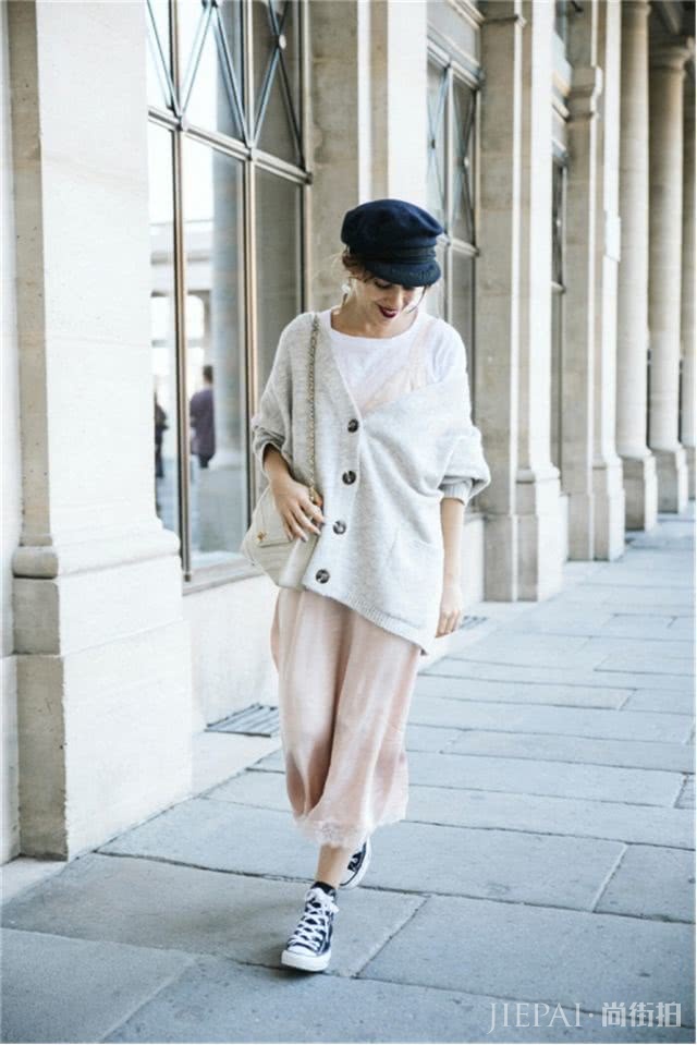 女人过了50岁不服老!初秋可以买这3款裙子,减龄更显气质