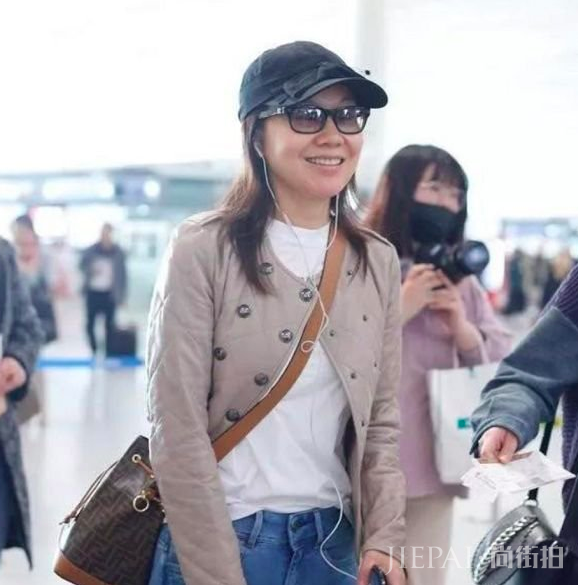 48岁闫妮身材管理严格,素颜化妆照差别巨大,网友直呼判若两人\t