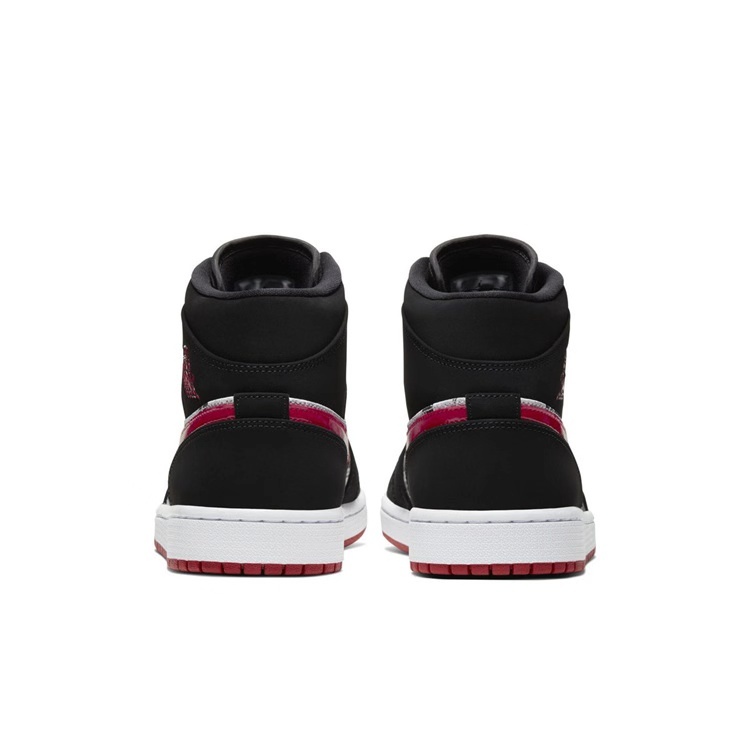 报纸印花与黑红的结合？！Air Jordan 1 Mid 新品来袭！