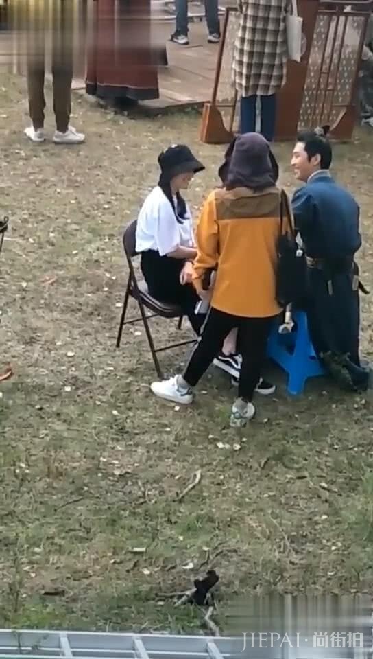 与窦骁官宣恋情四月,何超莲爱得火热探班男友,剧组人员见惯不怪