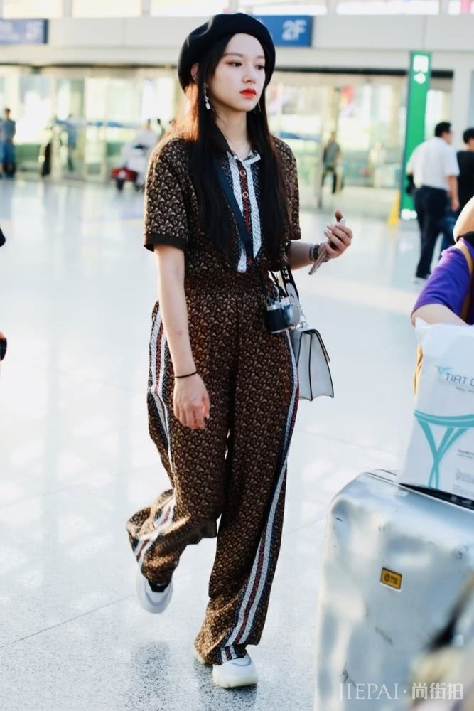 程潇一身复古装惊艳全场,个性爽朗也不缺性感,气质拿捏太好