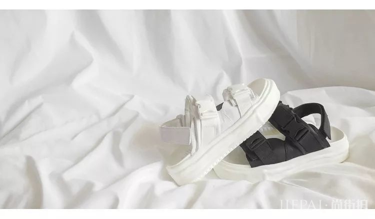 泫雅在穿的“丑丑鞋”,上脚超时髦