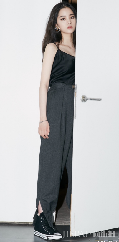 欧阳娜娜背心搭帆布鞋也这么时尚,一点不像小姑娘