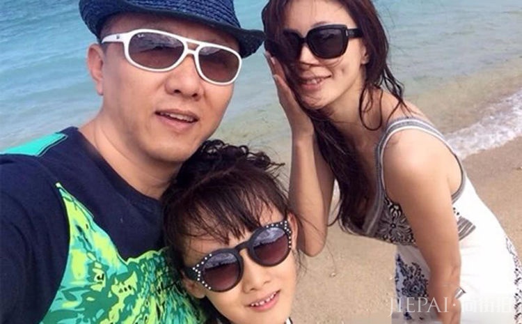 结婚时没房没车还没床,如今低调恩爱24年,12岁女儿很漂亮