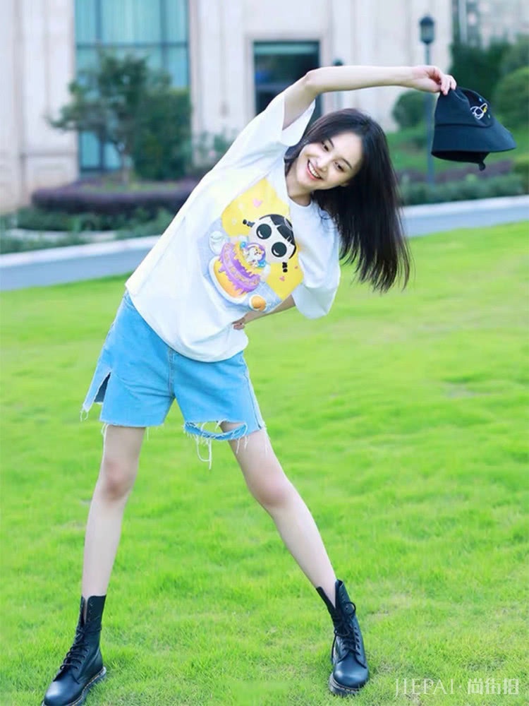 郑爽挑战牛油果绿，搭配黑色马丁靴，长腿超吸睛