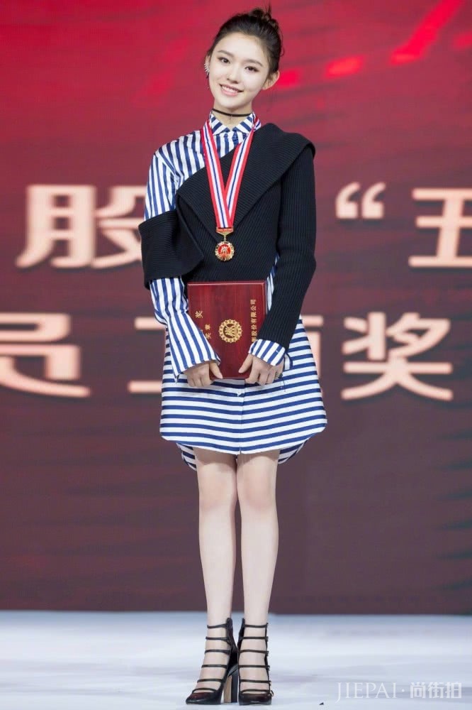 林允印花衬衫穿得高级大气,嘴巴涂全唇更像一朵花