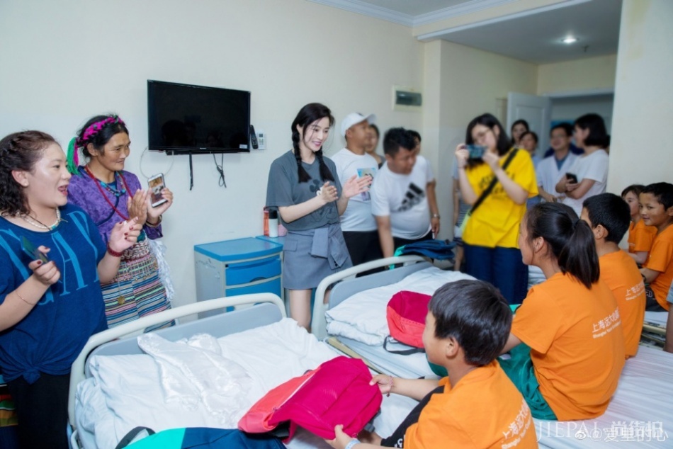 范冰冰现身医院做慈善，皮肤逆天，比小朋友们还嫩
