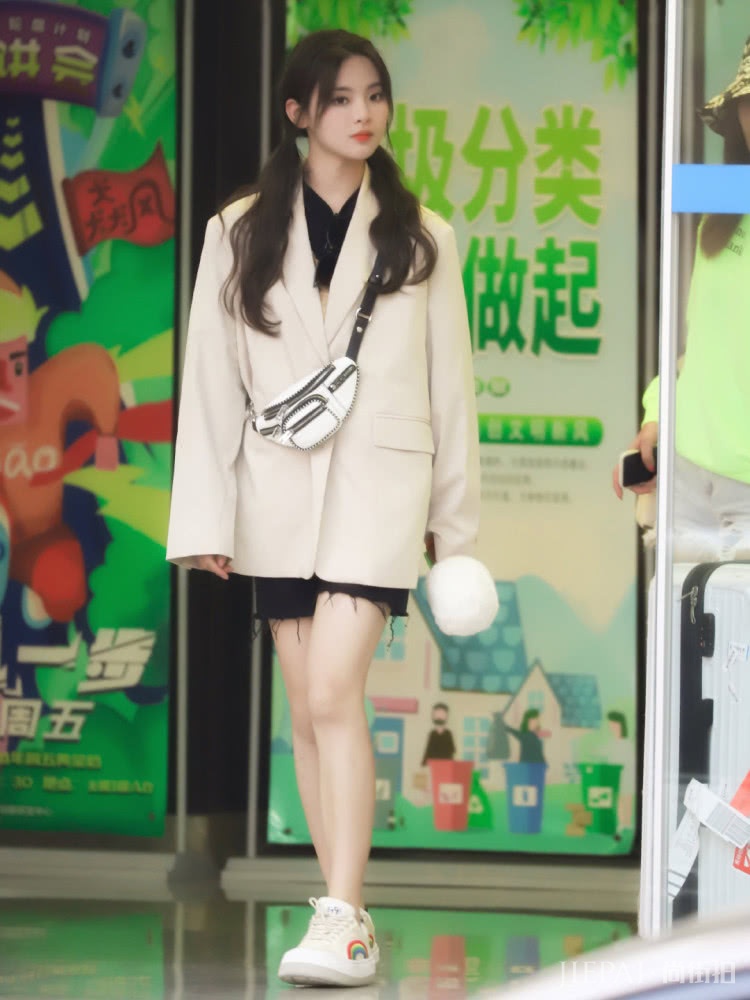 杨超越又穿西装,只是换一个搭配,风格大变样