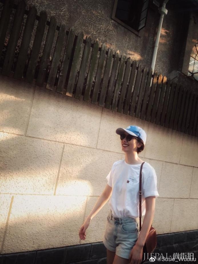 李亚鹏女友街头拍美照，大长腿比王菲惊艳，五官撞脸高圆圆