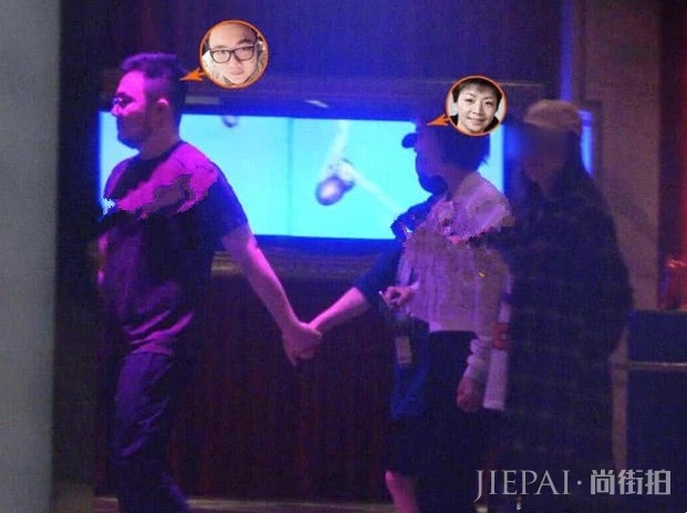 宋丹丹全家唱K，65岁老公高大帅气，牵手干女儿比大7岁儿媳感情好