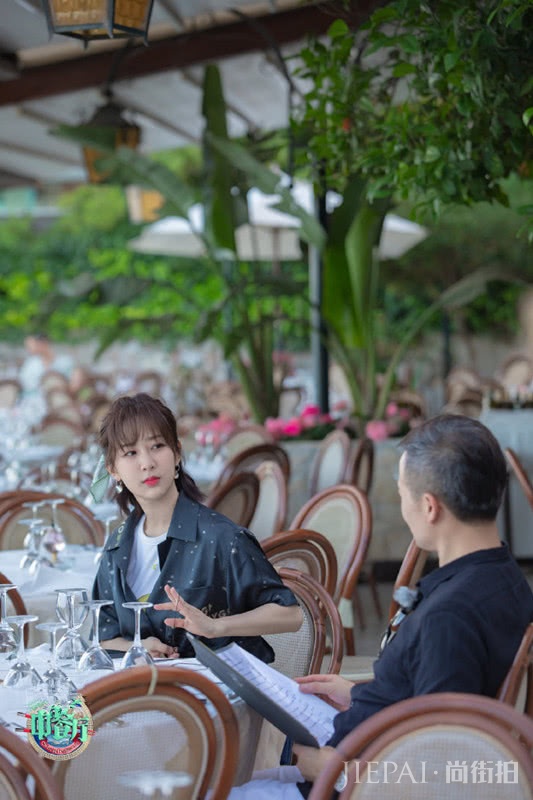 杨紫秀综艺新私服,穿衬衫再打个结才时髦,系发带后气质更好了