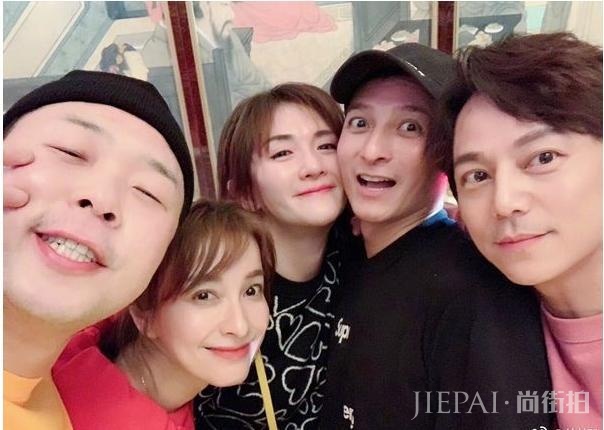 快乐家族变老特效照,何炅优雅帅气多一份沧桑,令网友泪奔