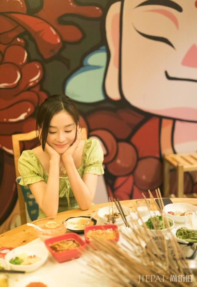 袁姗姗果绿短裙衬出曼妙好身材,与娜扎撞衫也照样赢