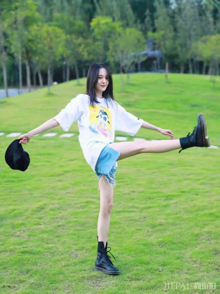 郑爽挑战牛油果绿,搭配黑色马丁靴,长腿超吸睛