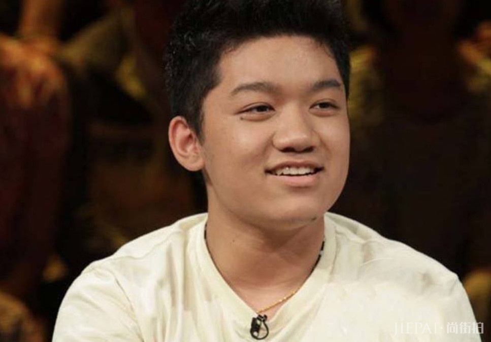 《家有女儿》小雨回归?三年考北影终如愿,瘦身成功撞脸刘青云