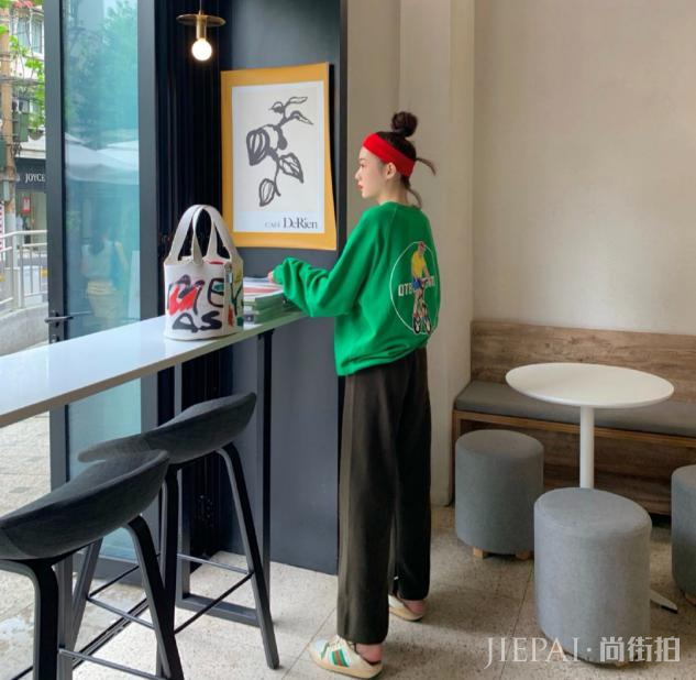 时髦个性早秋装撞色风来袭，这样搭配时尚又显气质