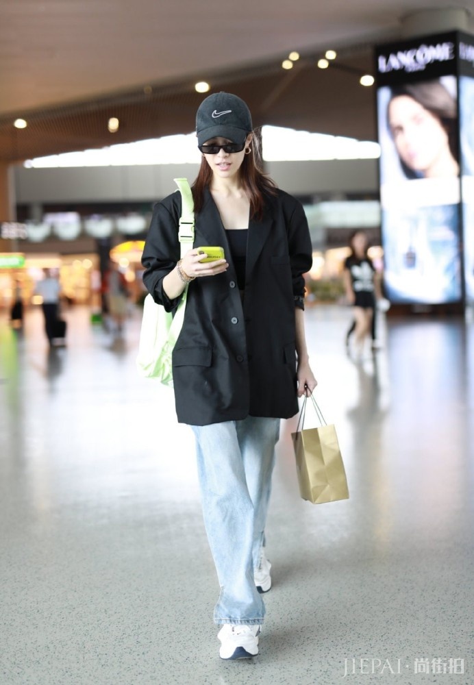 钟楚曦穿宽松西装配牛仔阔腿裤,一路甜笑不止超可爱