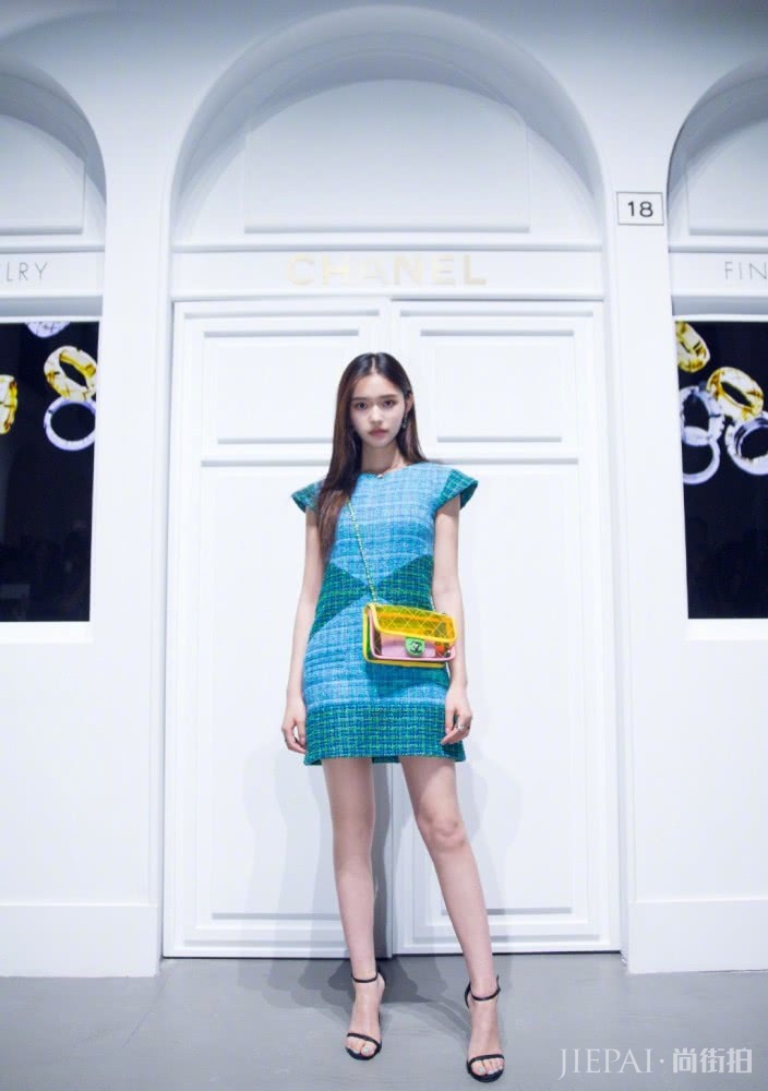 林允穿T恤配短裤,踩小白鞋赶飞机很接地气