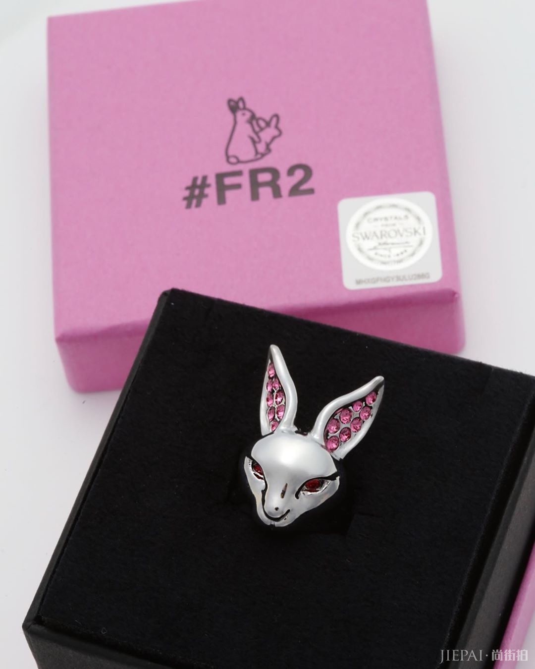 兔兔能挂在脖子上?FR2 x Swarovski发布全新首饰周边系列!