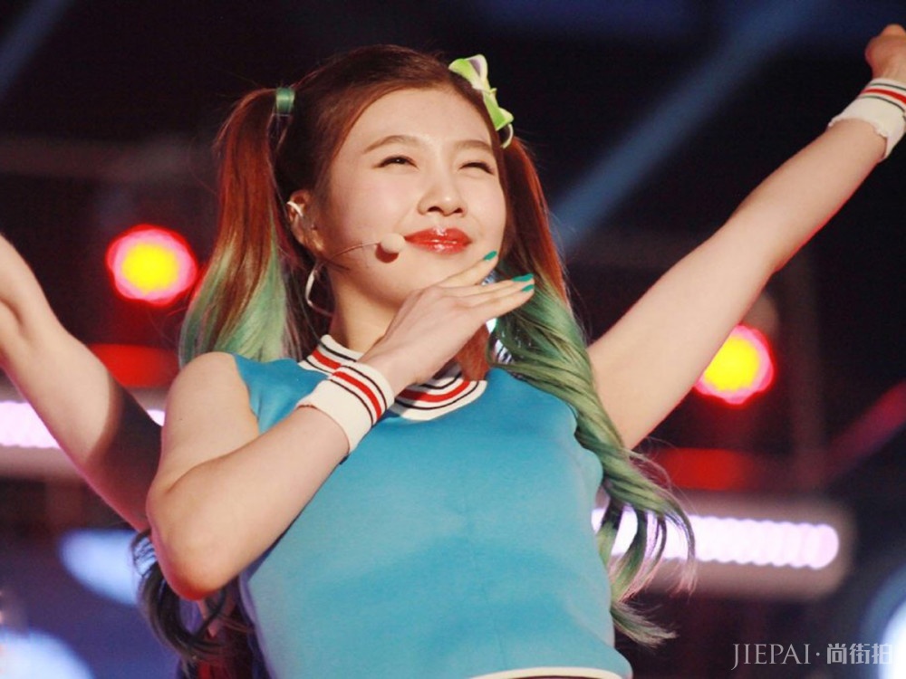 周洁琼换粉紫色，朴秀荣染一半，美出新高度