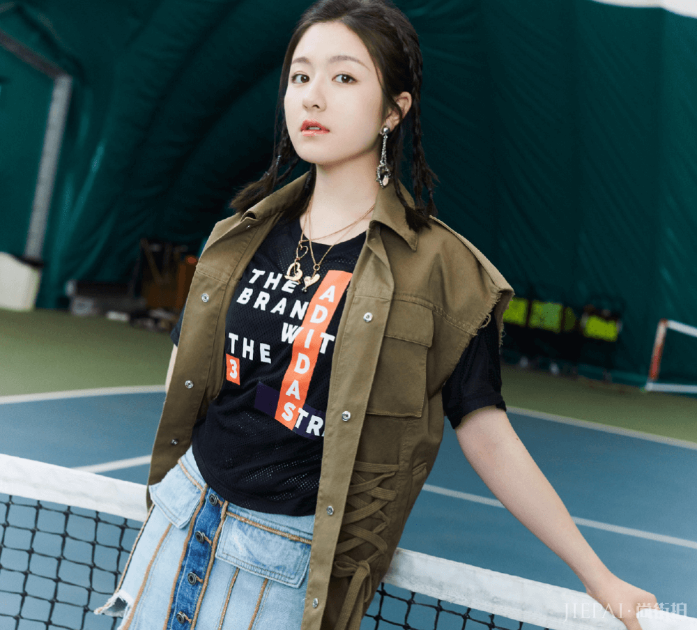 李兰迪穿水果印花裙拍大片,脖颈修长锁骨迷人