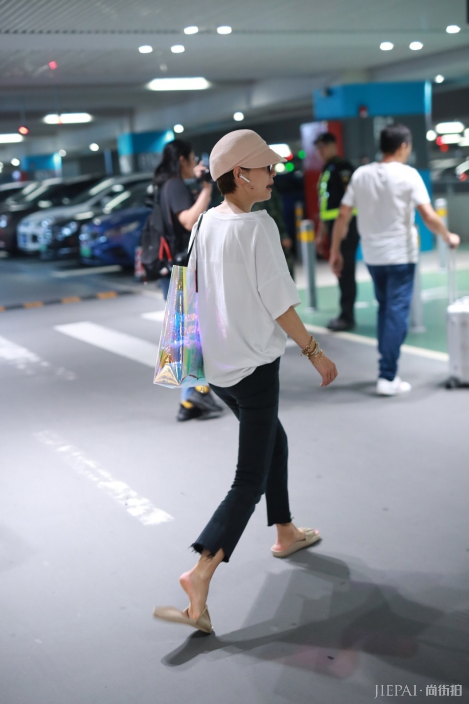 马伊琍离婚后机场亮相首露正脸 暴瘦成皮包骨低调躲避镜头