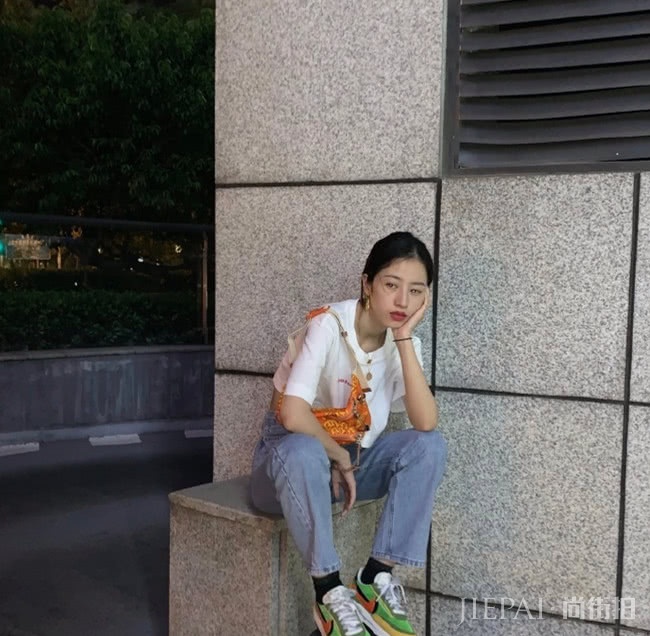 不潮不敢出街,学周雨彤小姐姐穿花衬衫配黑色短裤,帅到想娶回家