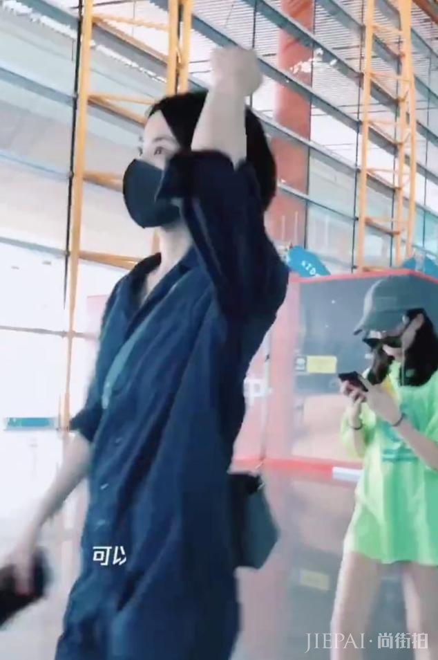 王菲罕见与女儿一同现身机场,李嫣“下衣失踪”大长腿迷人