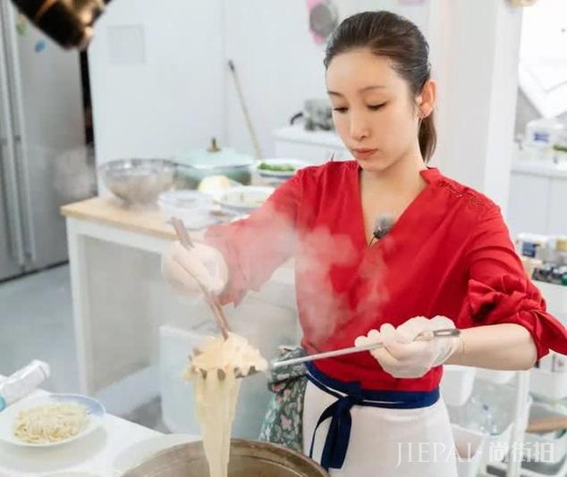 秦海璐《中餐厅》秀恩爱虐单身狗杨紫，自曝婚后从没和老公吵过架