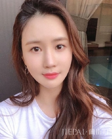 偶遇35岁李多海，皮肤好似少女，但脸又变了！撞脸王祖蓝老婆