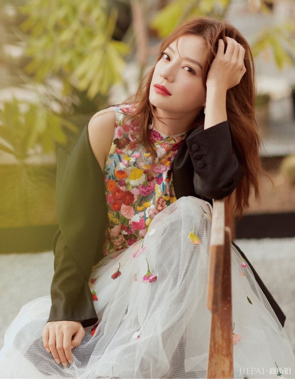 没想到赵薇也是高级脸,头发后梳穿黑色轻纱裙,侧颜线条太完美了