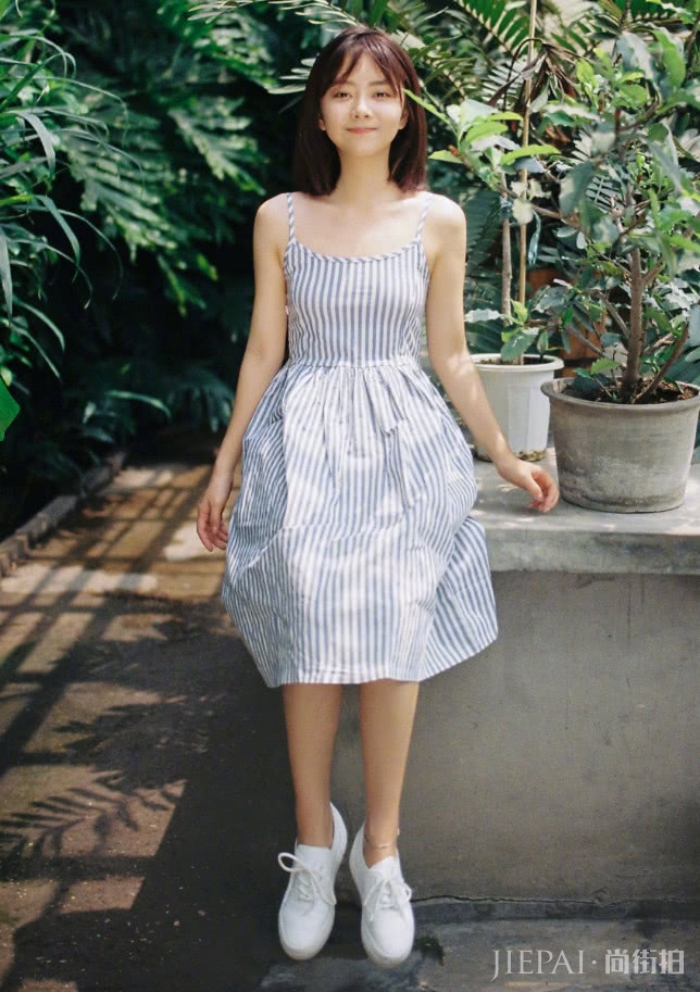 王紫璇探班谭松韵踩万斯后跟贼有个性，却不敌她的“枸杞鞋”