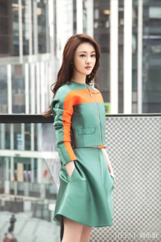 郑爽梳爆炸头配紧身露腰装，舞台上热舞成熟又撩人