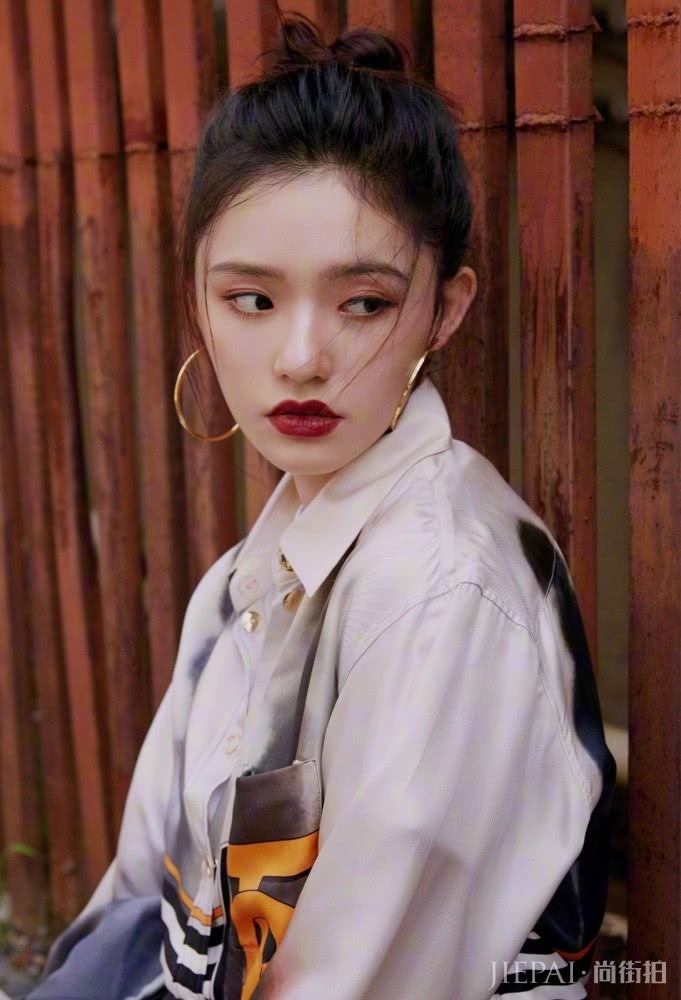 林允印花衬衫穿得高级大气,嘴巴涂全唇更像一朵花