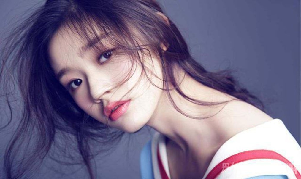 奢侈品代言成烫手山芋？林允抢占先机解约，张艺兴：干啥都挨骂我太难了