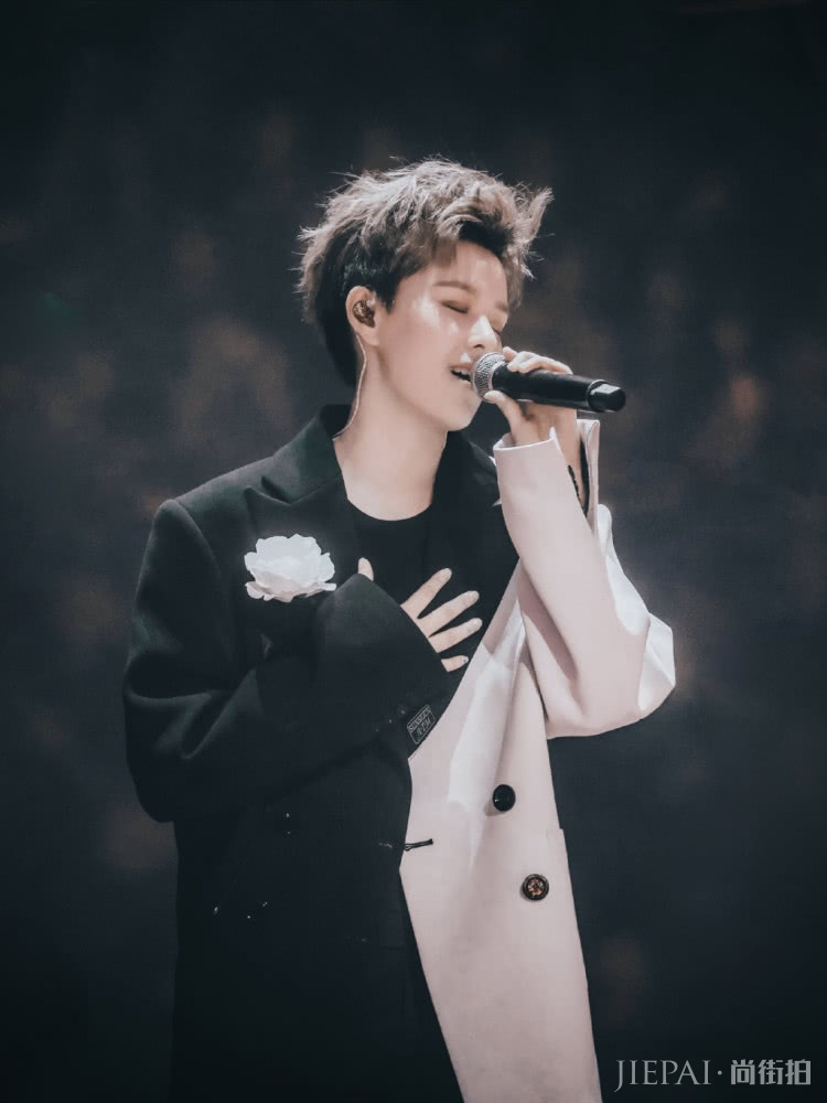 吴宣仪和Sunnee双双挑战拼接款造型，却搭出了两种风格