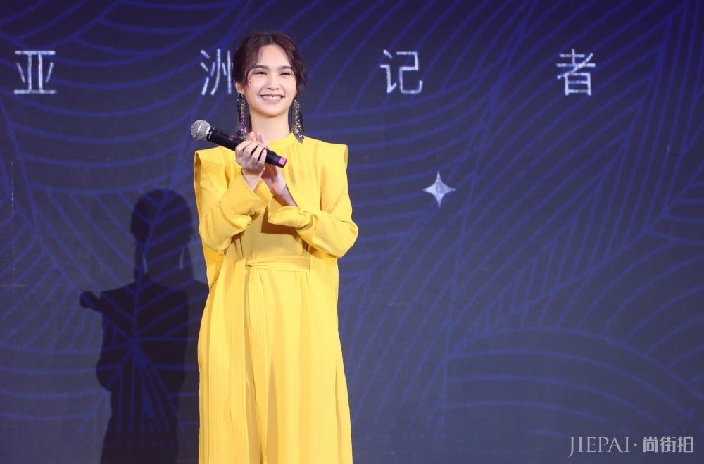 杨丞琳穿鹅黄长裙亮相，戴夸张耳饰脚踩驴蹄靴气场强