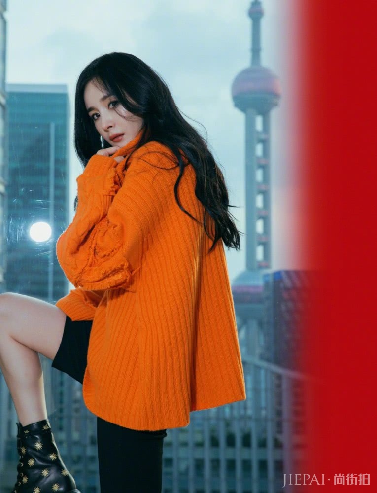杨幂穿厚实高领针织衫配单车裤,画烟熏妆摩登又帅气