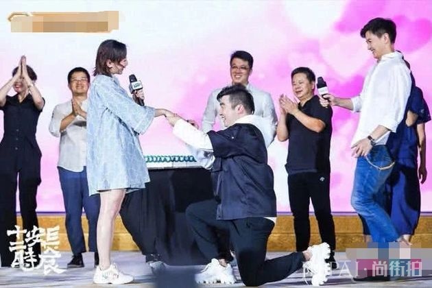 怀孕添实锤?何雯娜与梁超牵手回京遮挡肚子,好友称“双喜临门”