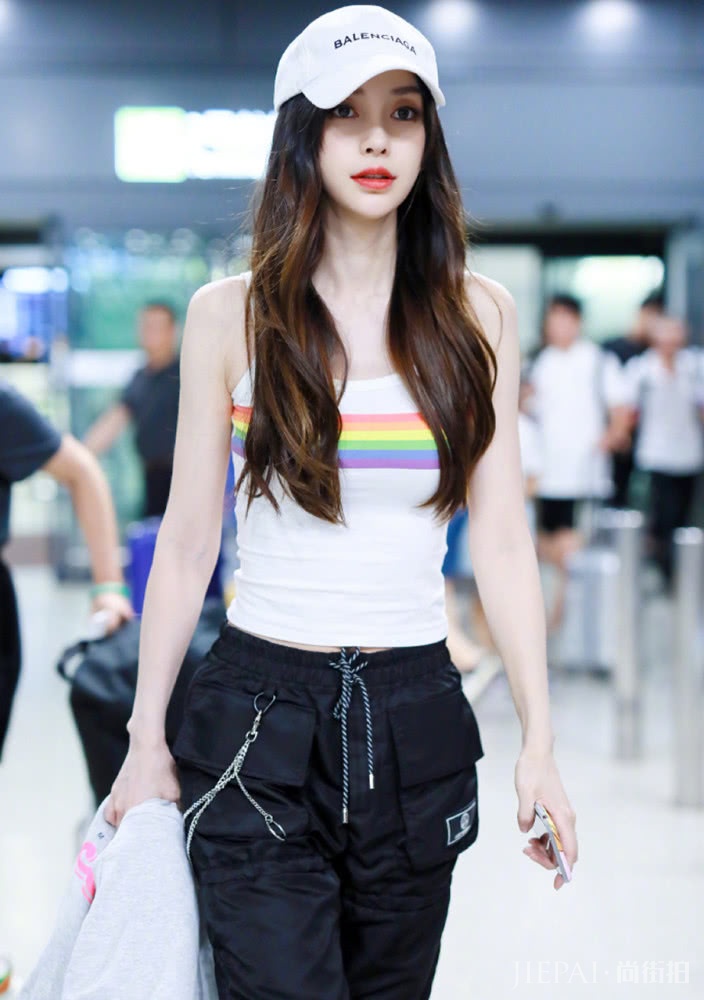 baby彩虹衫搭配工装裤时尚帅气,小姐姐真好看