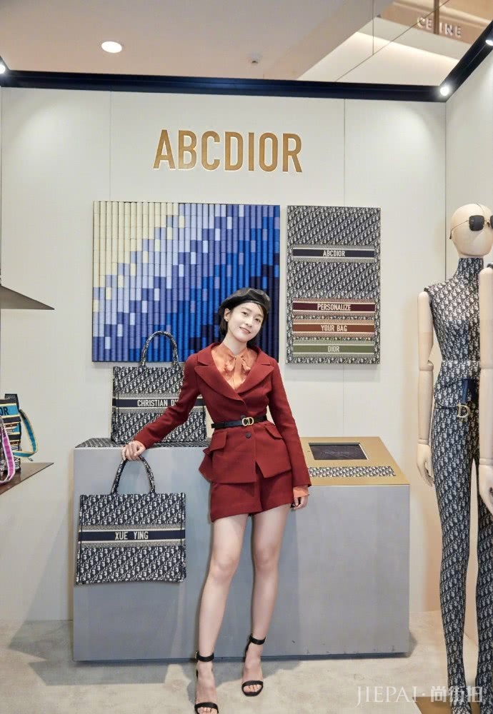 张雪迎机场街拍,穿大V领衬衫配牛仔短裤少女感十足