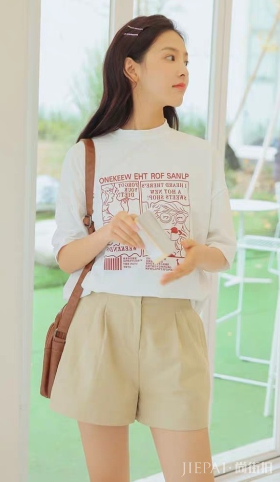 普通T恤穿法没个性?试试章若楠的“塞衣角”,让你显高5cm